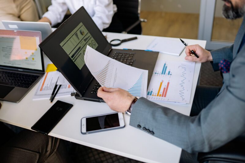 Gestion de projets IT – réunion de travail autour de tableaux de bord